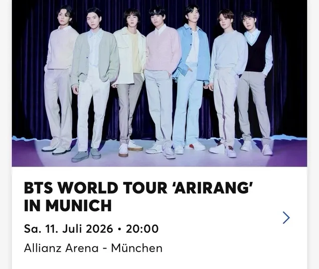 DJ BoBo auf der Bühne in den frühen 90ern, umgeben von Lichtern, mit energiegeladenen DJ BoBo Songs performend.