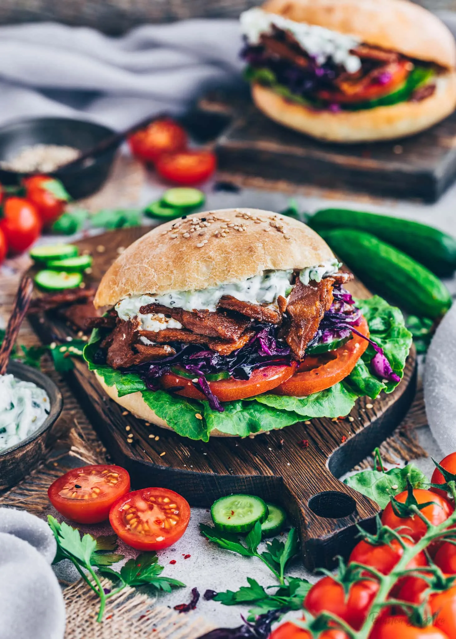 Döner Kebab mit veganem Dönerfleisch, Krautsalat, Tomaten, Salat, Gurke und Tzatziki