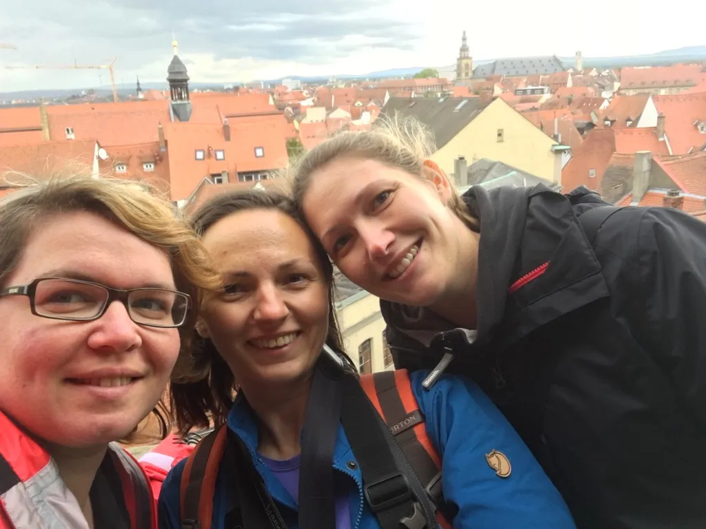 Drei Frauen genießen einen Ausblick über Bamberg
