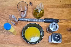 Dressing aus Zitronensaft und -schale, Honig, Senf, Salz und Pfeffer anrühren.