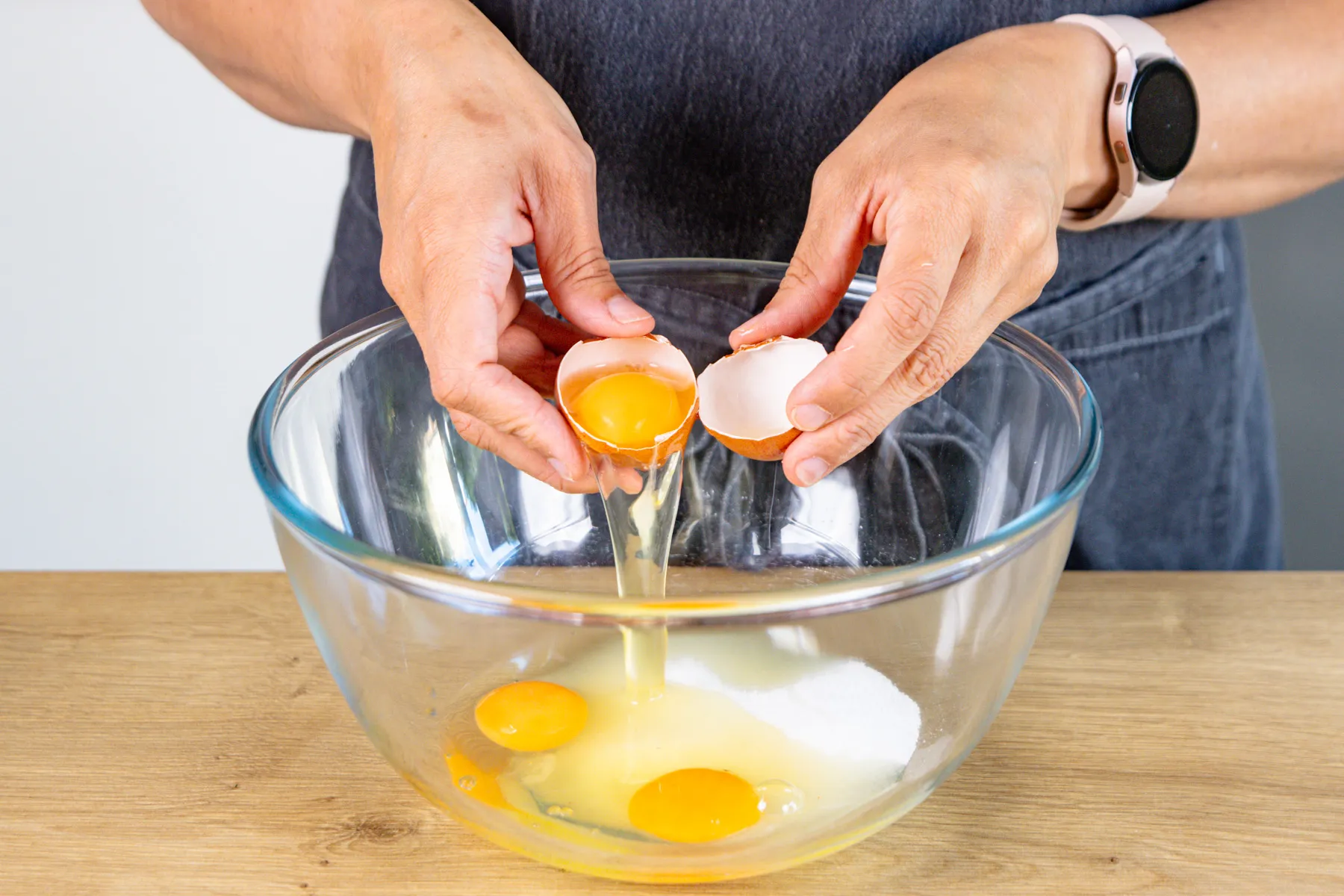 Eier zu Zucker in Rührschüssel geben