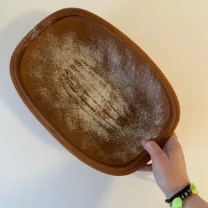 Ein bemehlter Römertopf bereit für den Teig