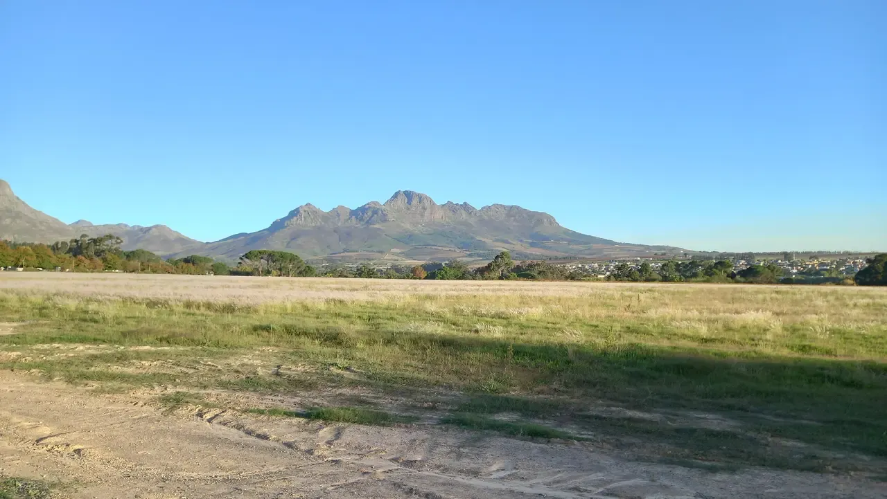 Ein Berg hinter einem Feld