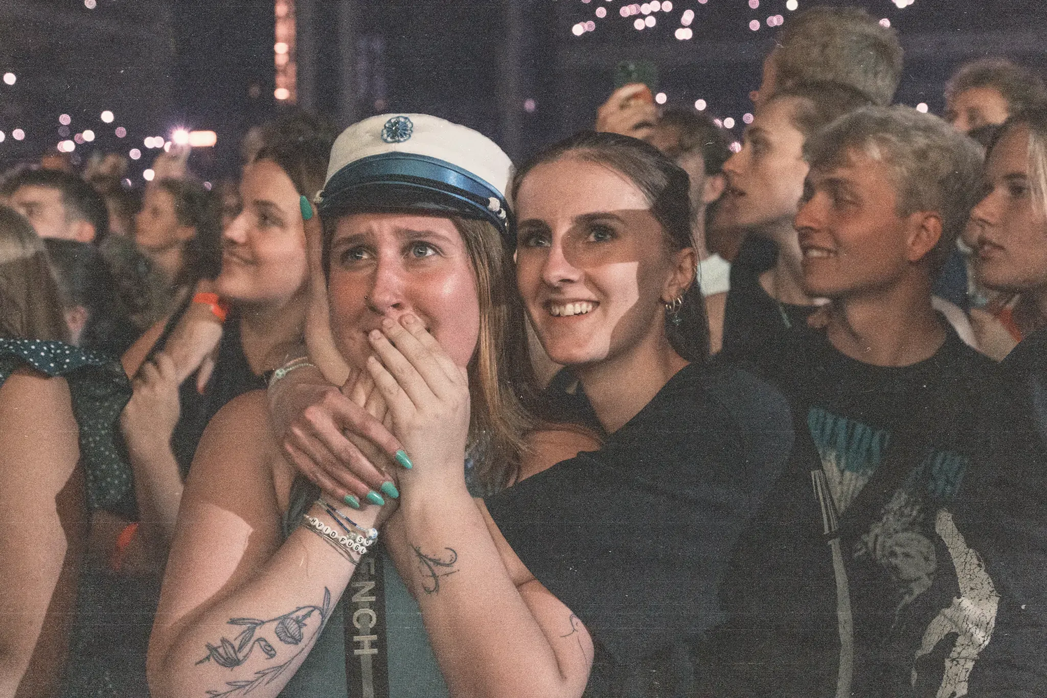Ein breites Panorama des Parken-Stadions, gefüllt mit zehntausenden jubelnden Fans, während eines Konzerts von The Minds of 99