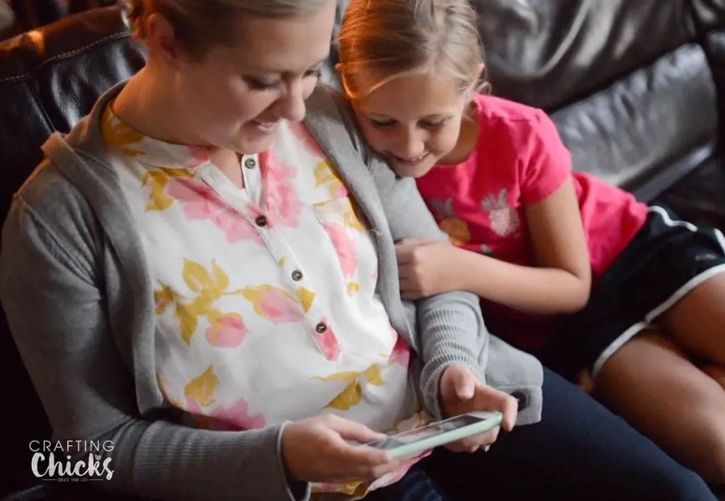 Ein Familienvideo mit einem Kind wird angesehen