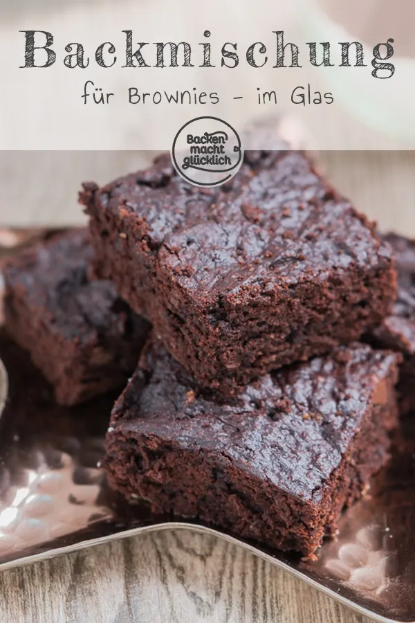 Ein Glas gefüllt mit den trockenen Zutaten für Brownies, verziert mit einem Etikett.