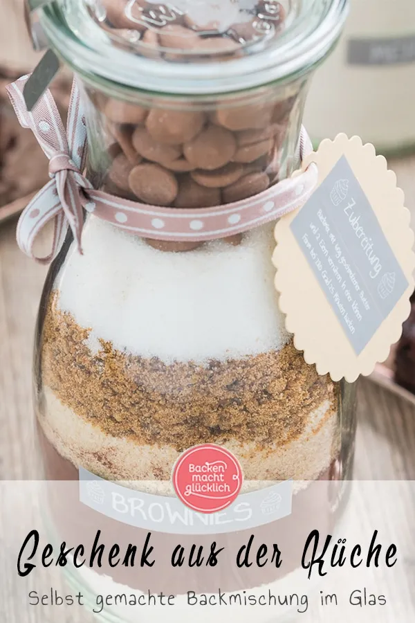 Ein Glas mit fertiger Brownie-Backmischung, dekoriert mit einem Band und einem Anhänger.