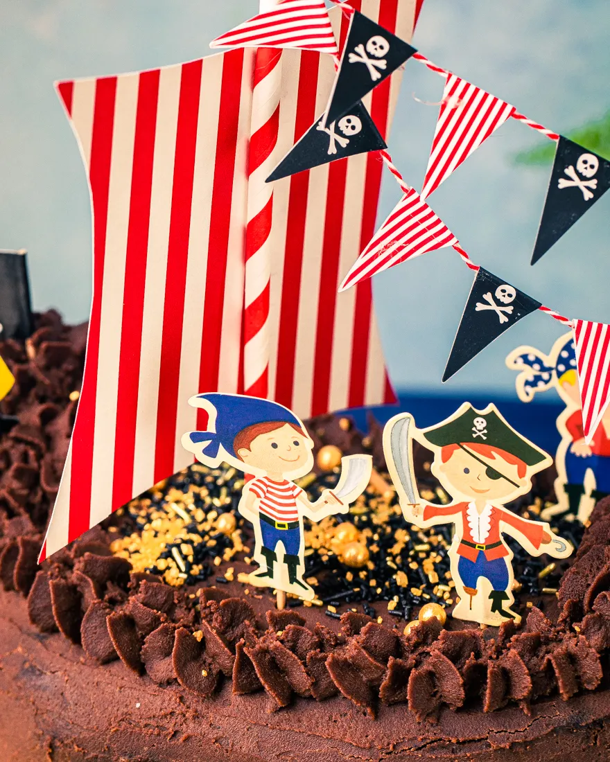 Ein Piratenschiff mit bunter Crew und Flagge steht bereit zur Abfahrt.