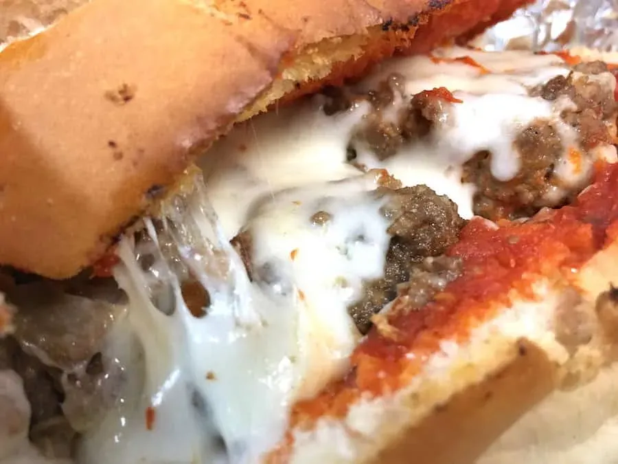 Ein saftiges Meatball Sub von Leo’s Pizza