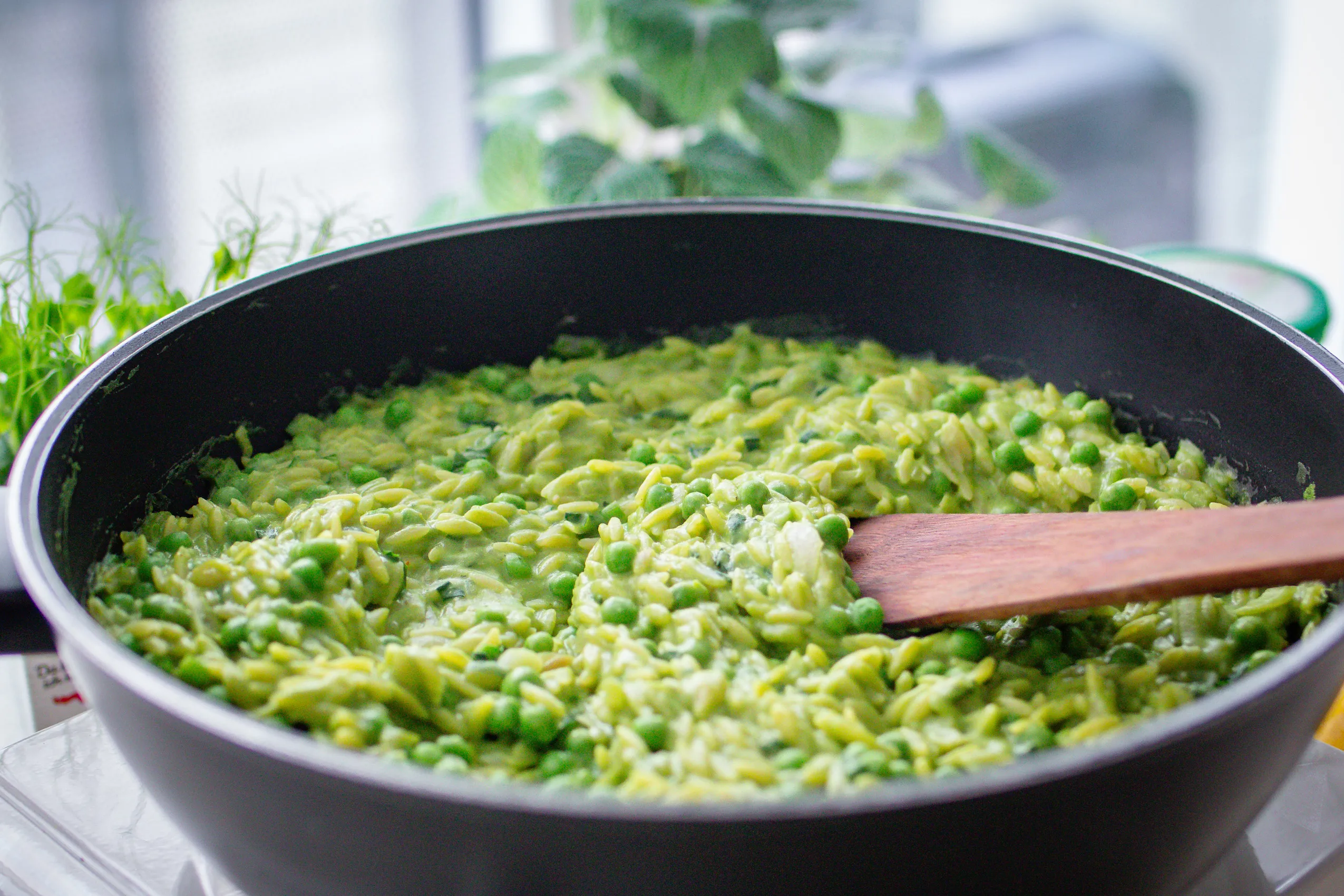 Ein weiterer Blick auf das fertige cremige Bärlauch-Orzo