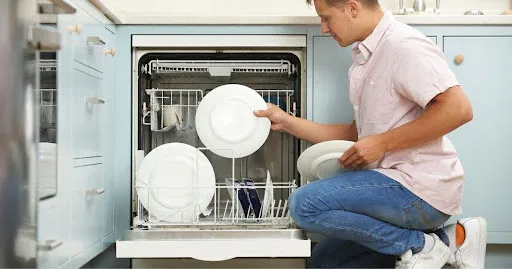 Einbaugeschirrspüler in einer modernen Küche