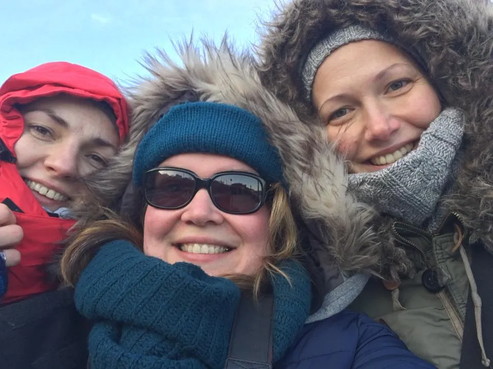 Eine Gruppe von Freunden in Stockholm