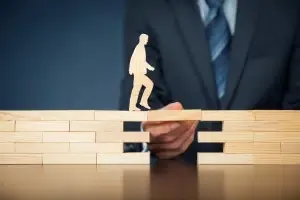 Eine Hand schützt eine Lebensversicherungspolice