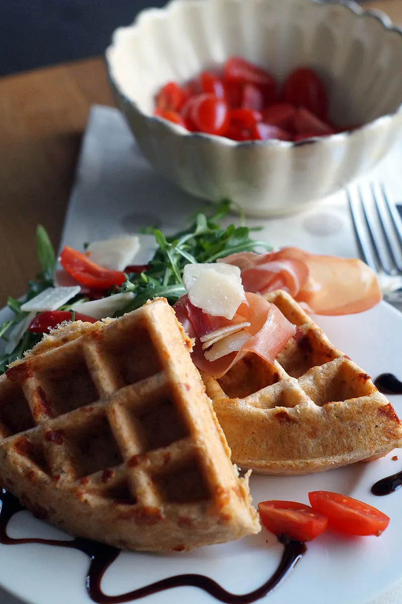 Eine Person bereitet Waffelteig vor