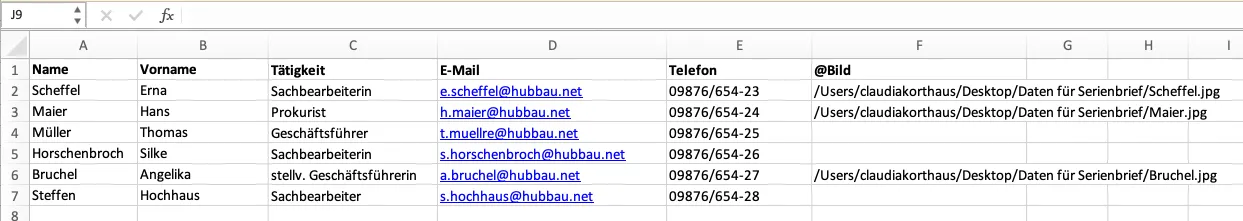 Eine Tabelle zeigt sechs Einträge, darunter Namen, Rollen wie „Sandstrahlerin“ und „Gesellschafterin“, E-Mail-Adressen mit der Endung „flububu.net“, Telefonnummern und Bilddateipfade. Perfekt für die Erstellung eines InDesign-Serienbriefs zur Personalisierung von Mitteilungen.