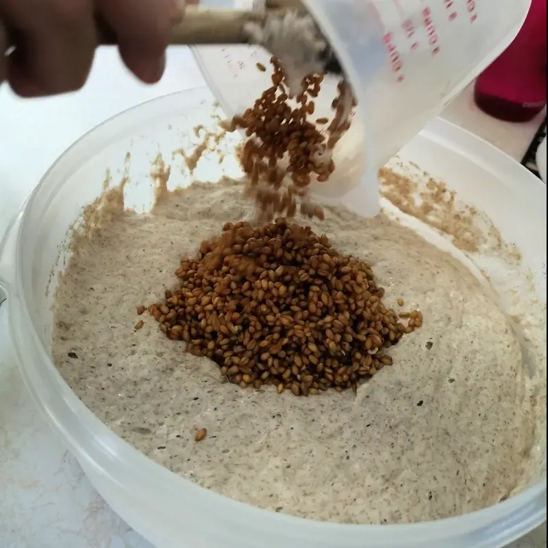 Eingeweichte Weizenkörner hinzufügen