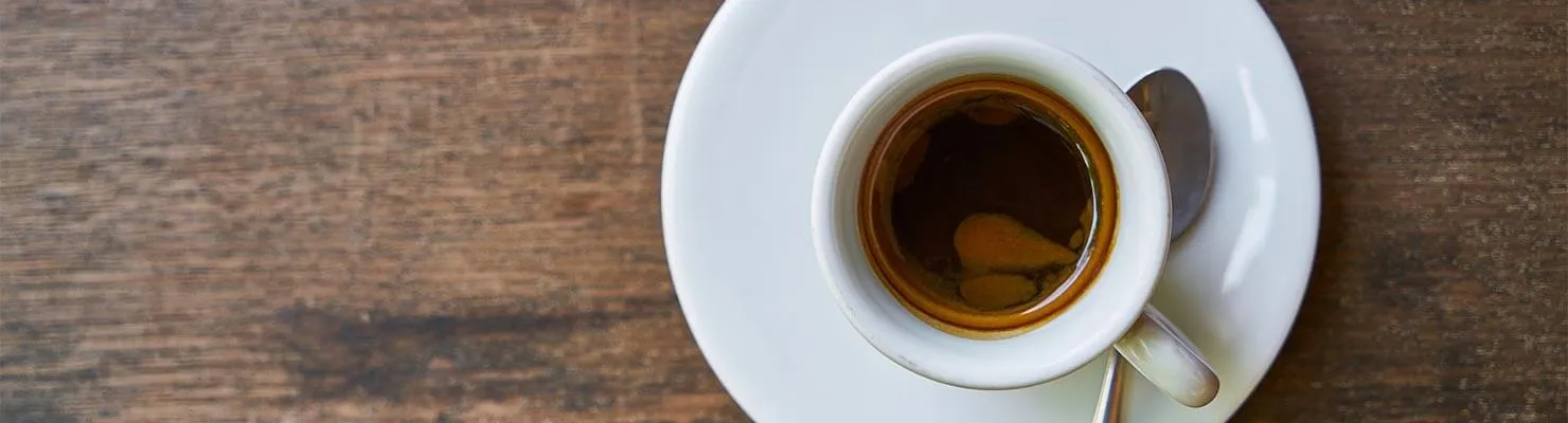 Espresso aus Siebträgermaschine in Espressotasse