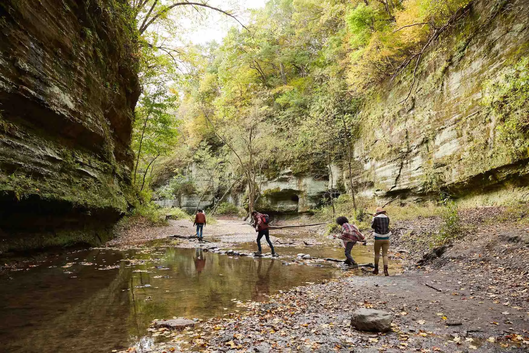 Familie genießt die Natur im Matthiesen State Park mit seinen Wasserfällen