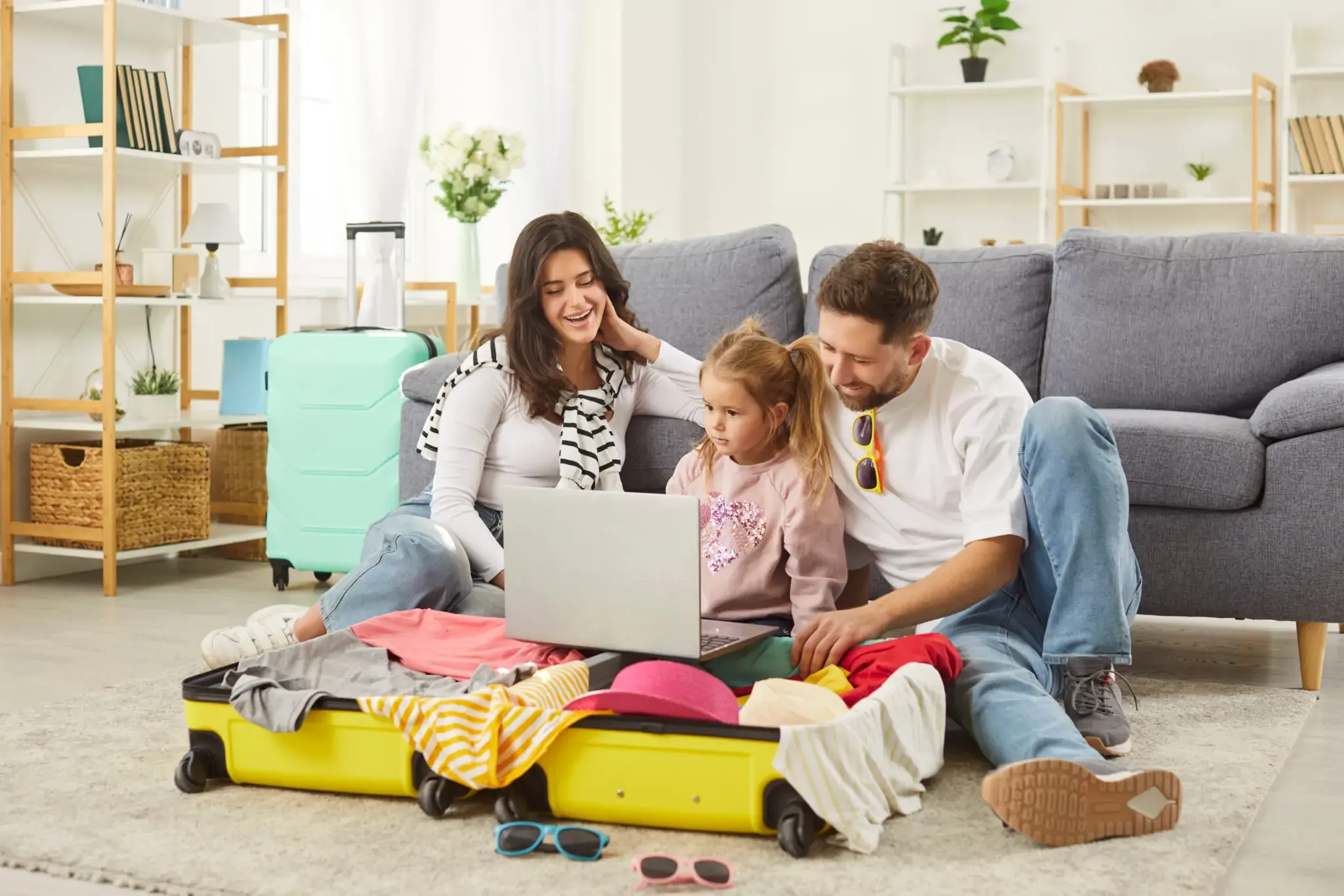 Familie packt Koffer für Weihnachtsurlaub - Vorbereitung Silvesterreise TUI MAGIC LIFE