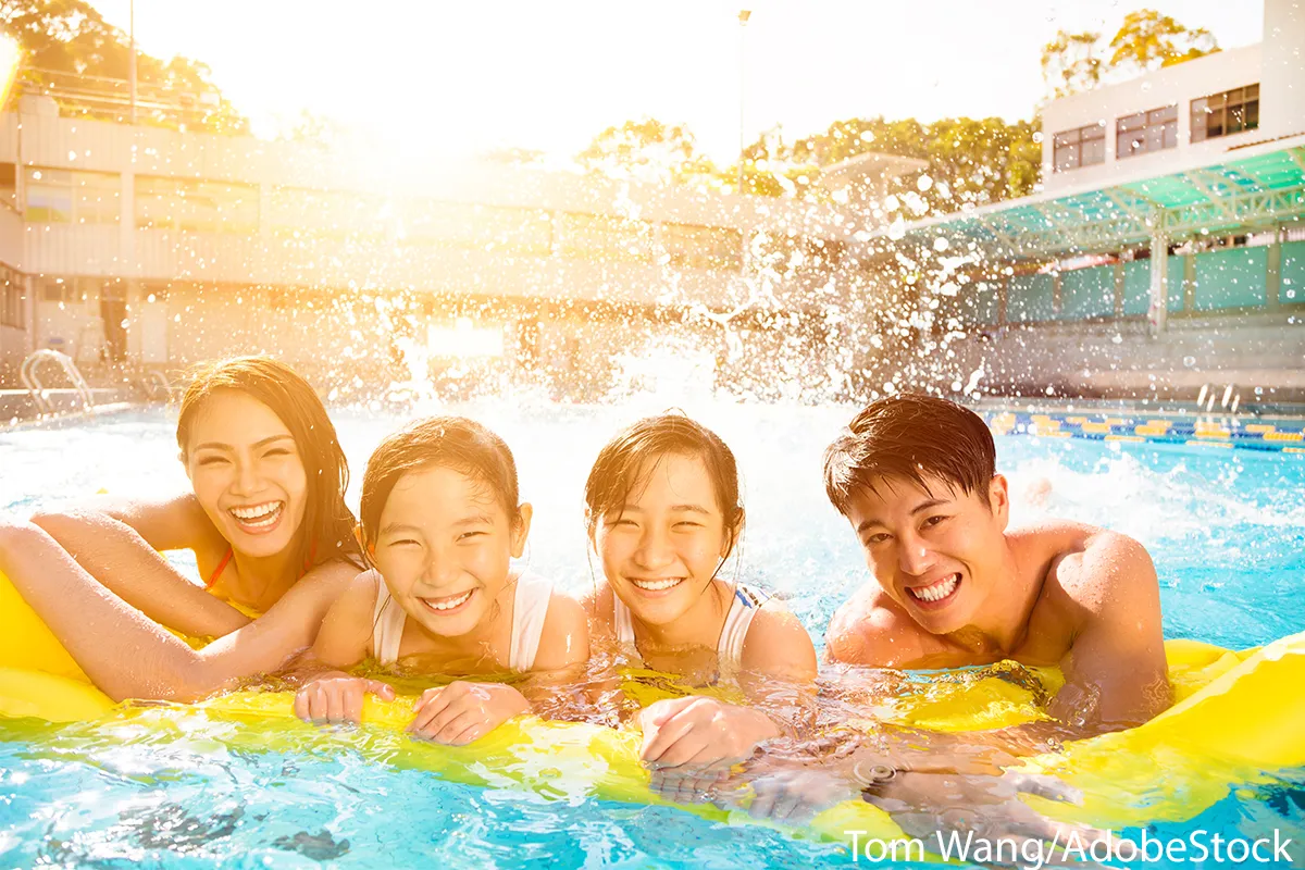Familie schwimmt im Wasser