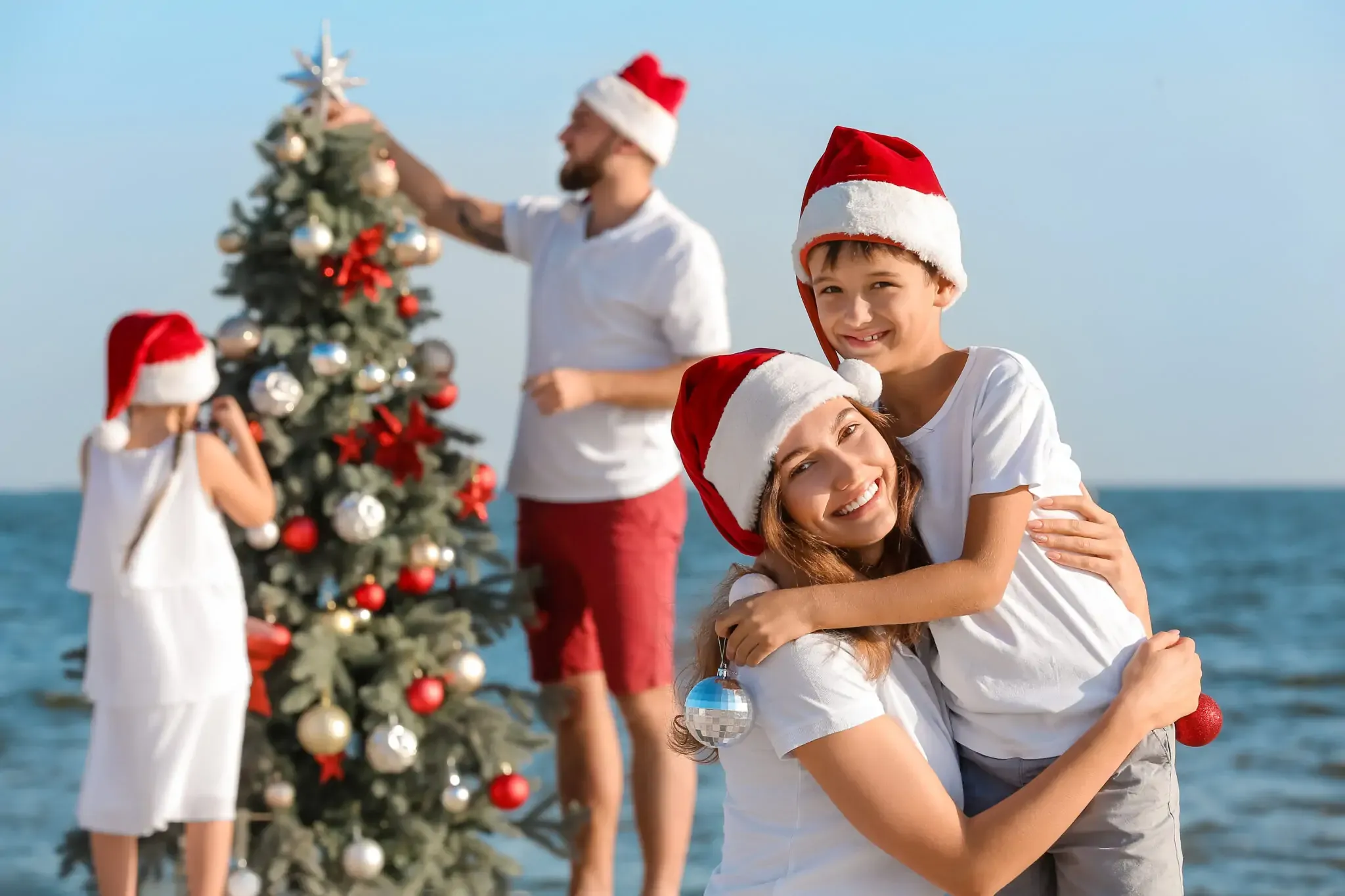 Familienurlaub Weihnachten - glückliche Familie bei TUI MAGIC LIFE