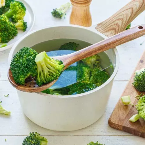 Fertig gekochter Brokkoli auf einem Teller angerichtet