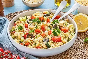 Fertig ist dein leckerer Kritharaki-Salat!