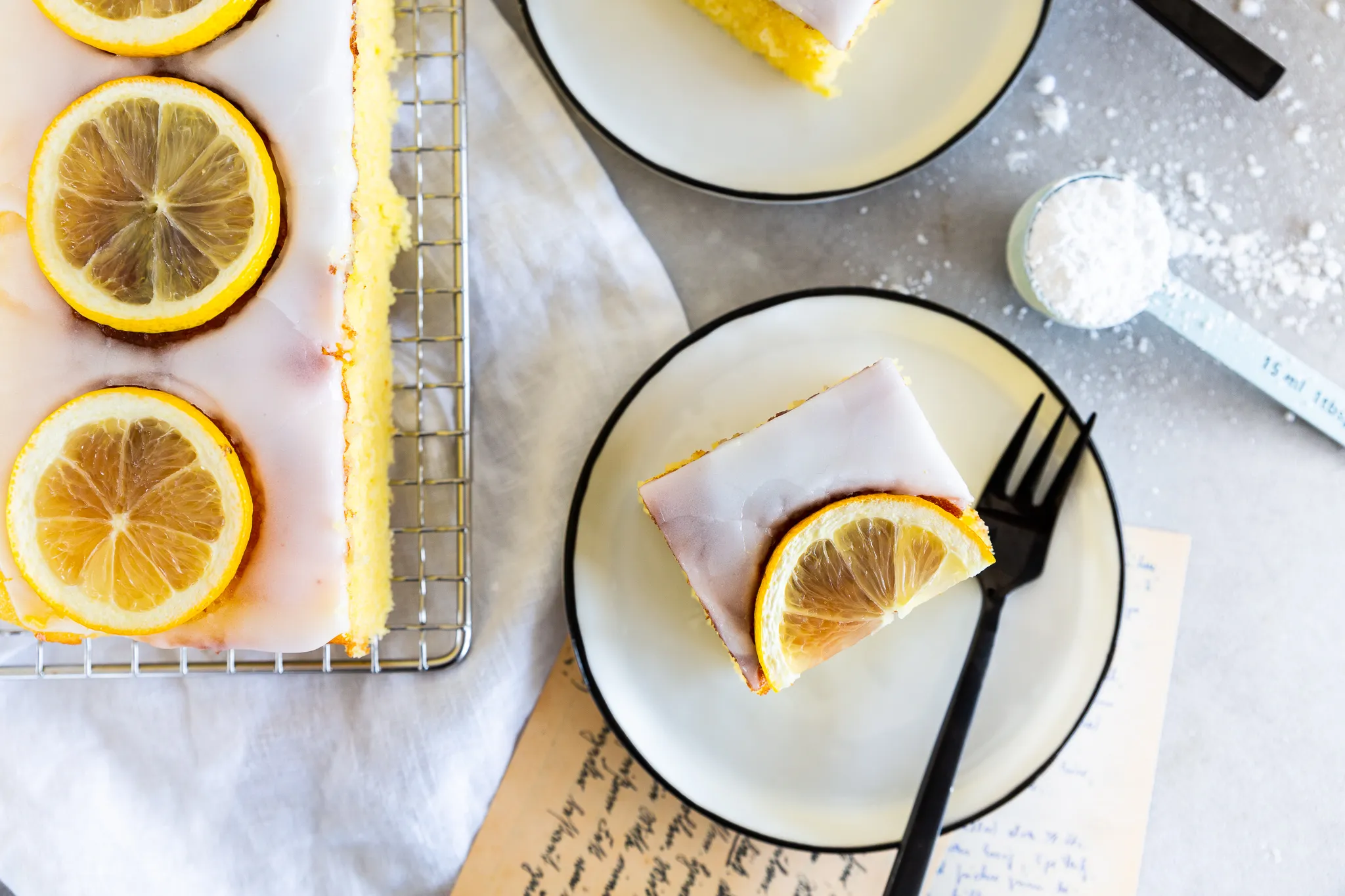 Fertiger Zitronenkuchen vom Blech