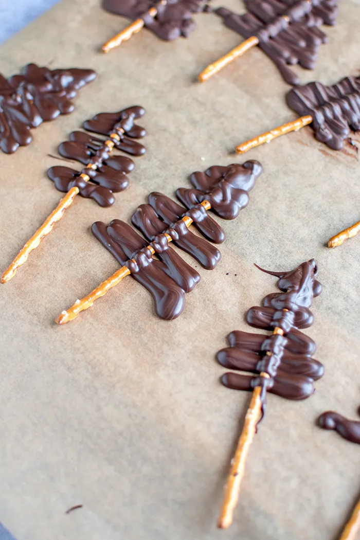 Fertigstellung der Schokoladen-Tannenbäume