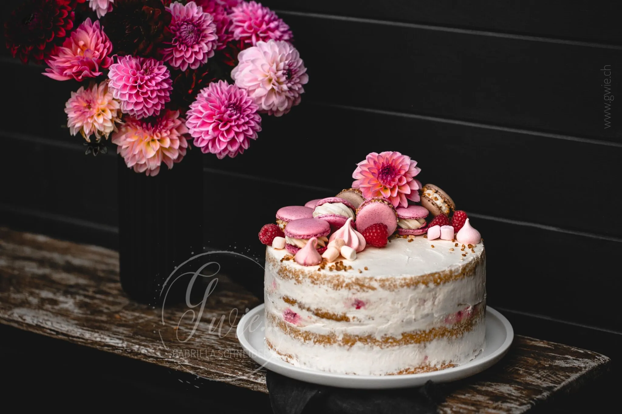 Festlich gedeckter Gartentisch mit Suppenschüssel und Torte