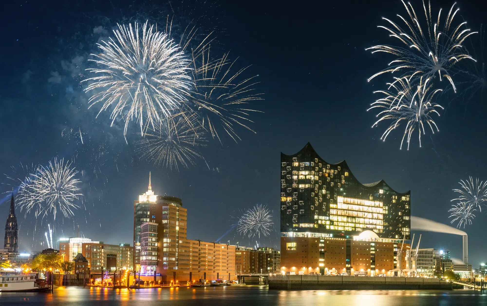 Feuerwerk über dem Hamburger Hafen mit der Elbphilharmonie im Hintergrund