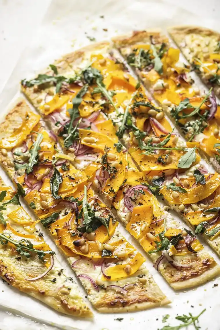 Flammkuchen mit Kürbis und Salbei