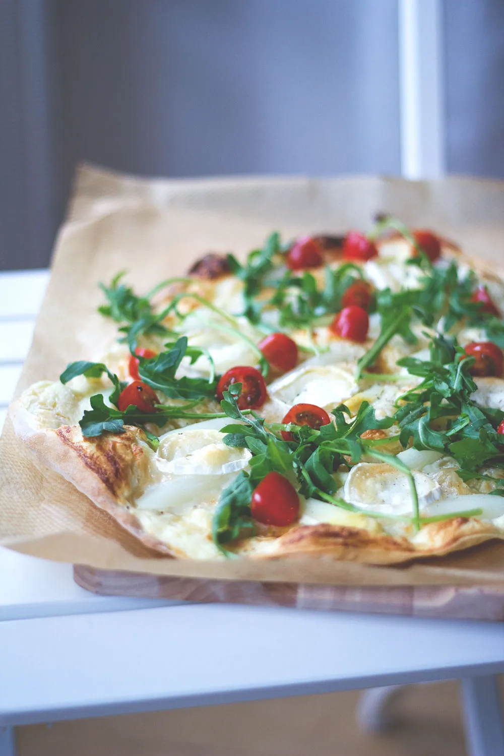Flammkuchen mit weißem Spargel, Ziegenkäse, Tomaten und Rucola