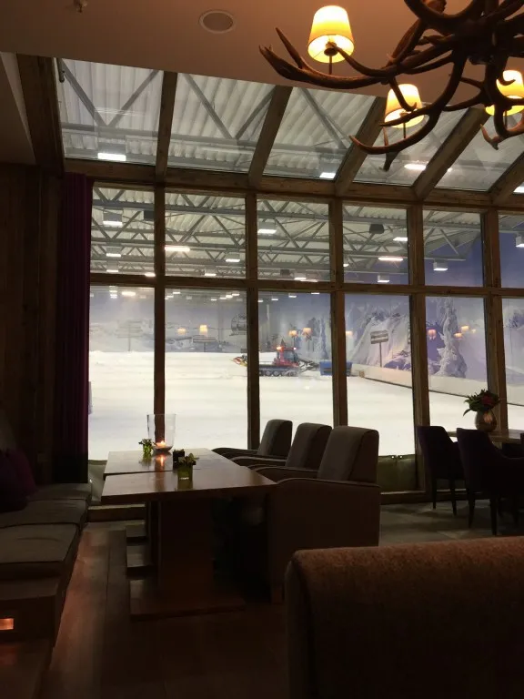 Freunde genießen die Aussicht von einer Hotel-Lounge