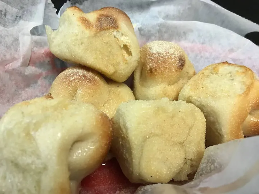 Frisch gebackene Knoblauchbrötchen von Leo’s Pizza