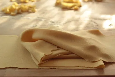 Frisch hergestellte Bandnudeln, bereit zum Kochen