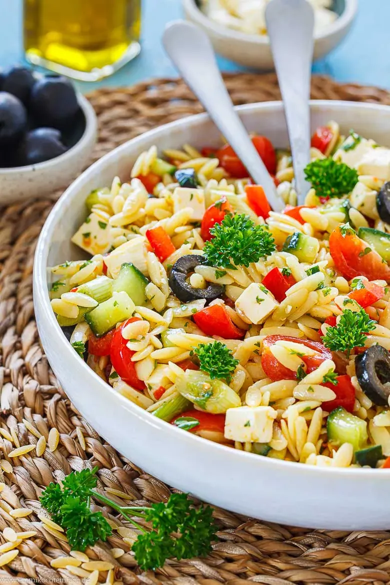 Frische Beilage aus Nudeln, Gemüse und leckerem Dressing