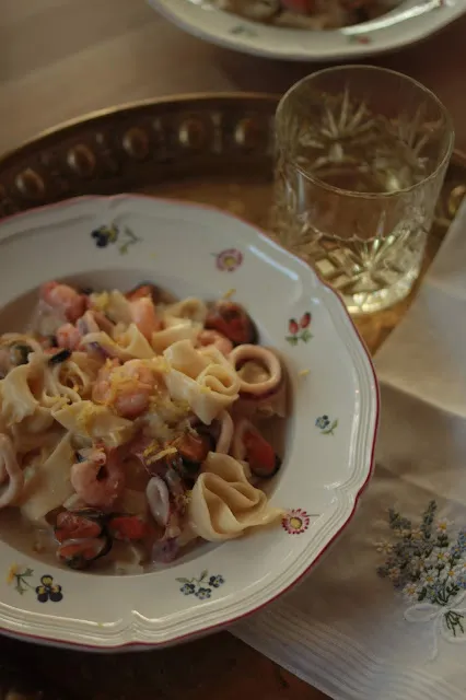 Frische Meeresfrüchte in einer Pfanne, bereit zum Garen