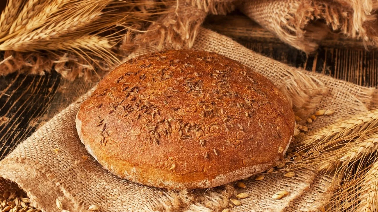 Frontalsicht: auf sackleinen liegt ein kümmelbrot