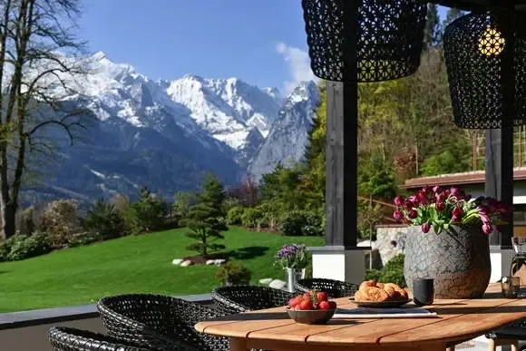 Luxuriöses Auto für Miete in Deutschland, modernes Design, sonniger Tag