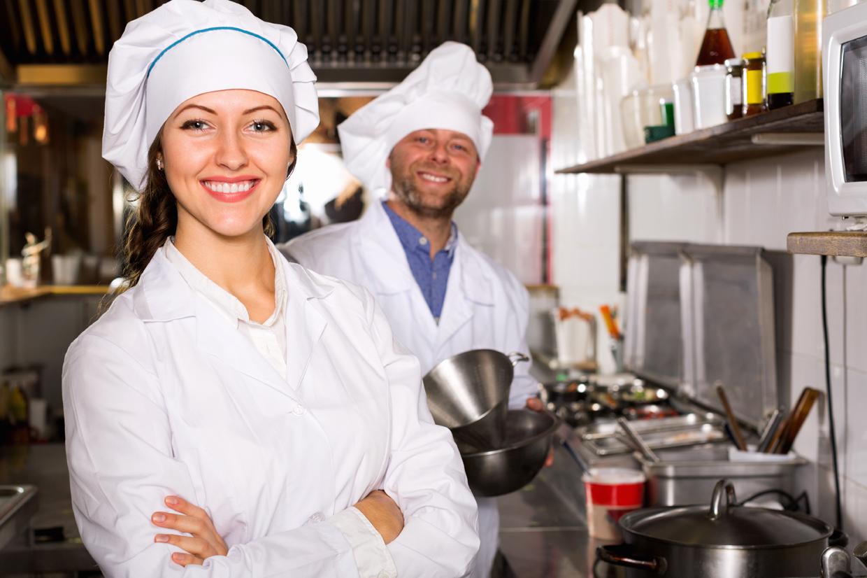 Gastronomiebetriebe in Deutschland vor der Herausforderung der Mehrwertsteueranpassung, mit Fokus auf die 7-Prozent-Regelung und ihre Auswirkungen.