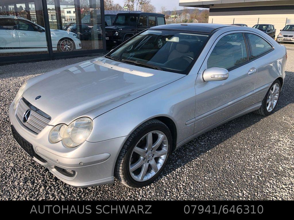 Innenraum eines gepflegten gebrauchten Luxusautos mit Ledersitzen und Holzakzenten