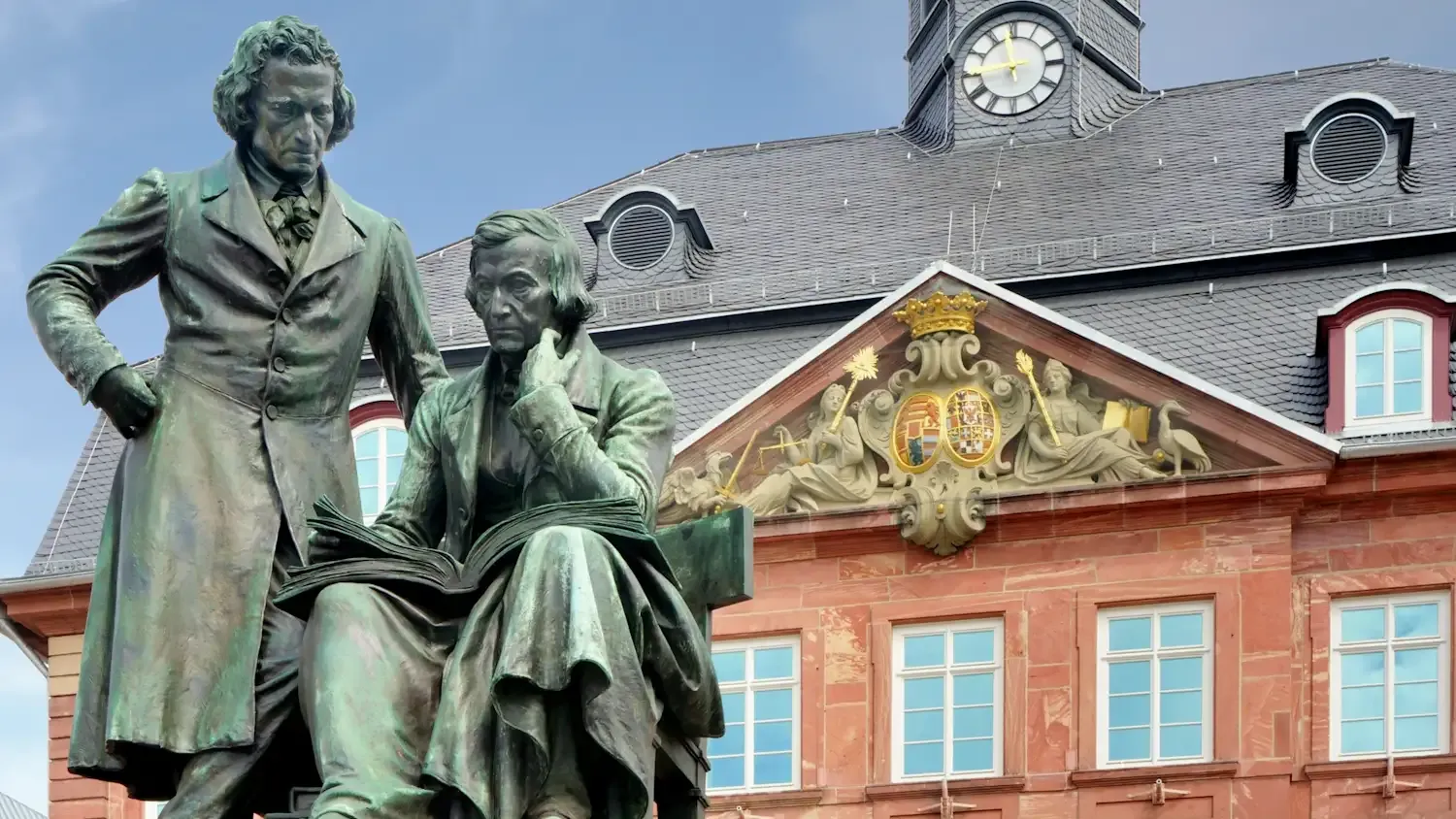 Gebrüder Grimm Denkmal vor dem Rathaus in Hanau