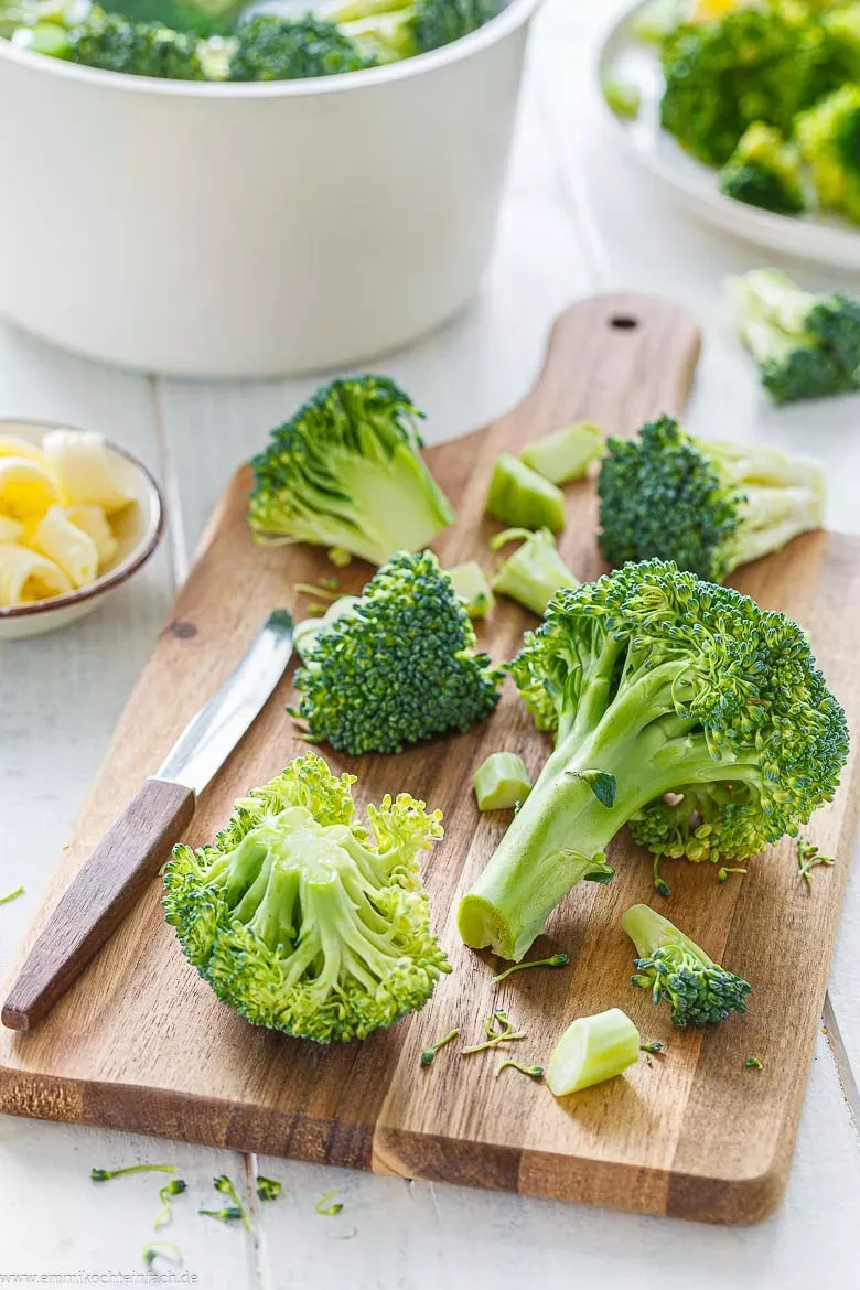 Gedämpfter Brokkoli in einer praktischen Anleitung