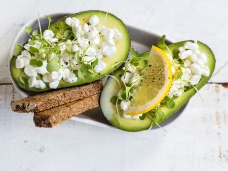 Gefüllte Avocado mit Hüttenkäse und Roggenbrot Rezept