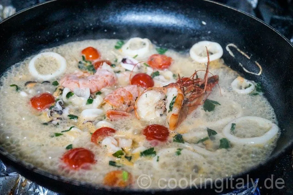 Gehackte Petersilie über den Meeresfrüchten.