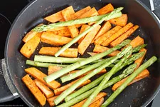 Gemüse im Bratensatz schwenken