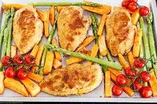 Gemüse und Hähnchenbrust im Ofen