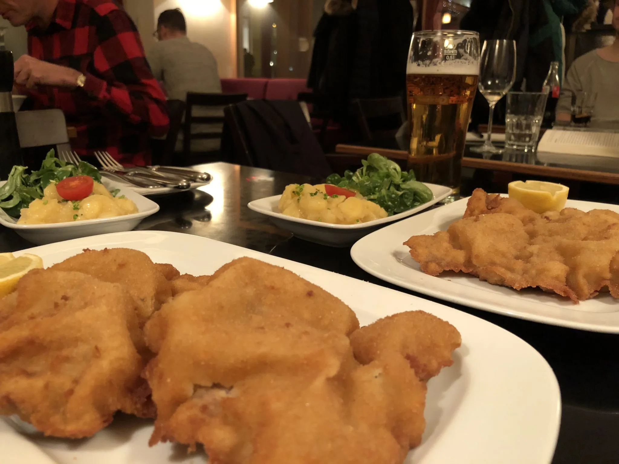 Gemütlicher Raucherbereich mit Bar im Café Englander