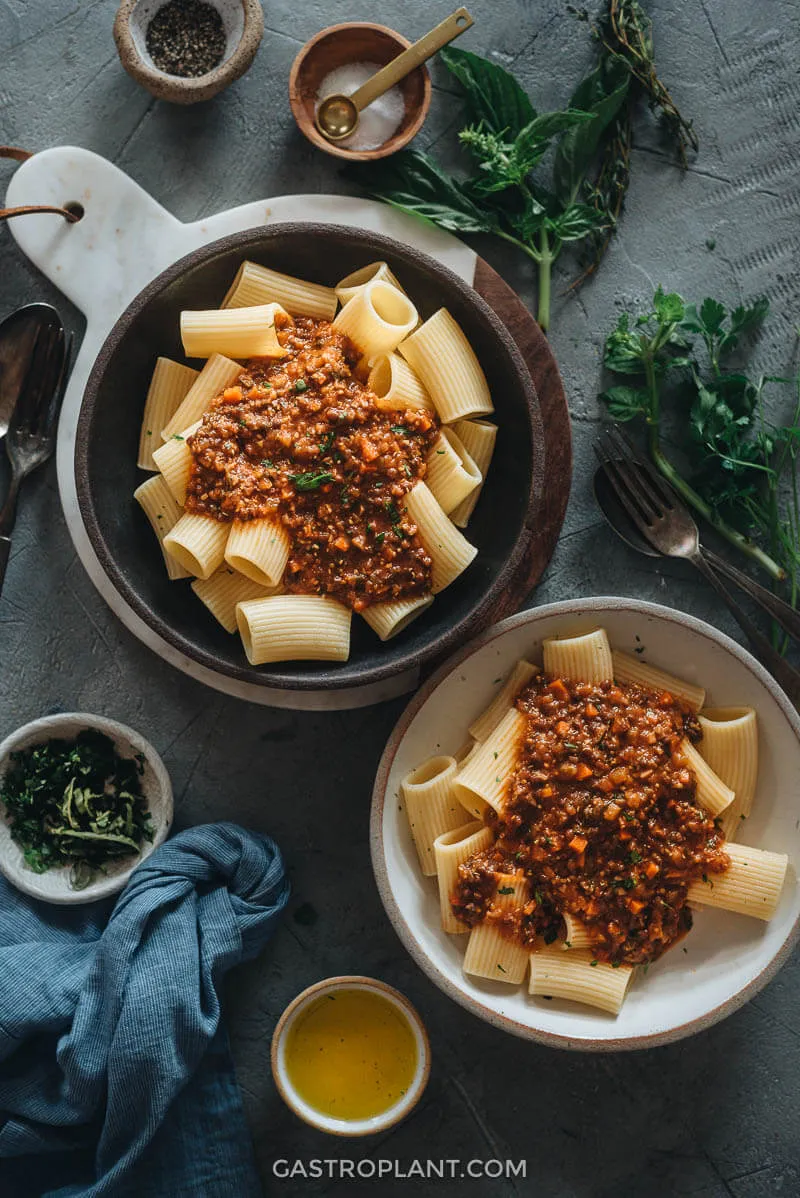 Gesunde vegane Bolognese-Sauce auf italienischer Pasta